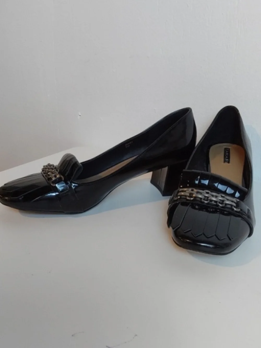 Tahari sleek patent
